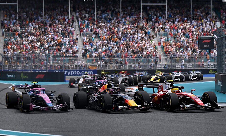 Franco Colapinto les peleó en Miami a Max Verstappen y Lewis Hamilton 