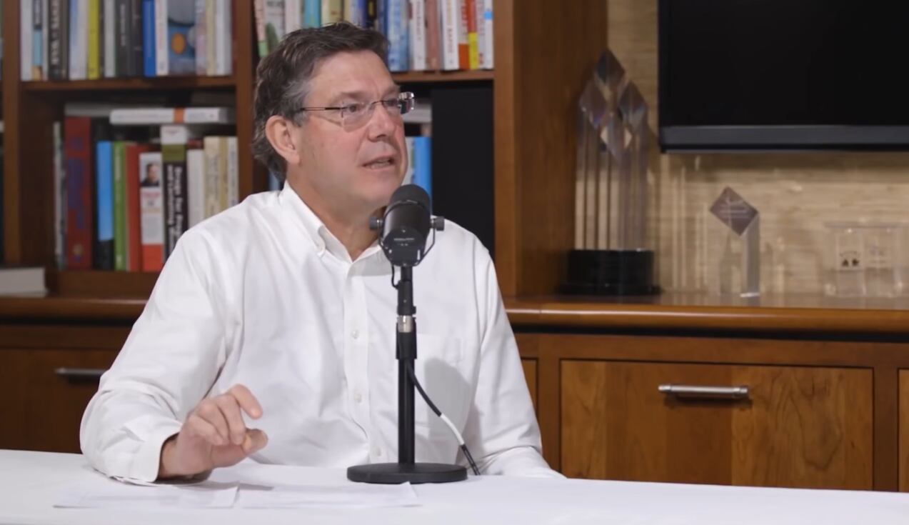 Los expertos destacan que la inflamación crónica, las deficiencias nutricionales y desequilibrios hormonales son factores clave en la migraña (YouTube: Mark Hyman, MD)