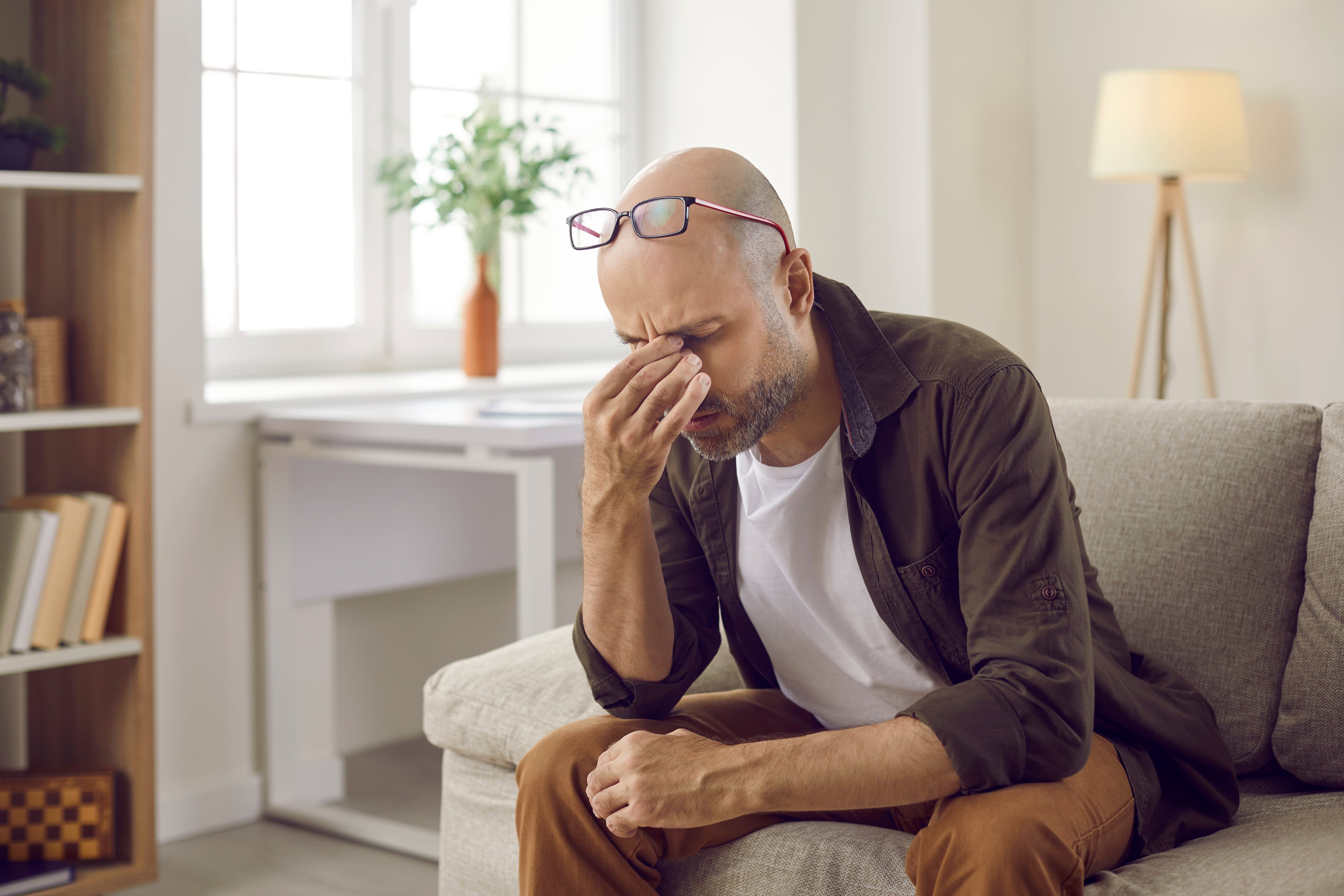 El consumo de alimentos ultraprocesados y la carencia de magnesio aumentan la vulnerabilidad del sistema nervioso ante episodios de migraña (Adobe Stock)
