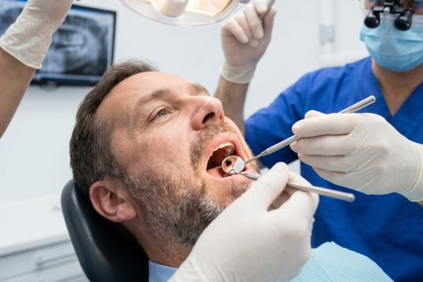 Cuándo las caries requieren atención inmediata y cuáles son los riesgos de postergar el tratamiento odontológico