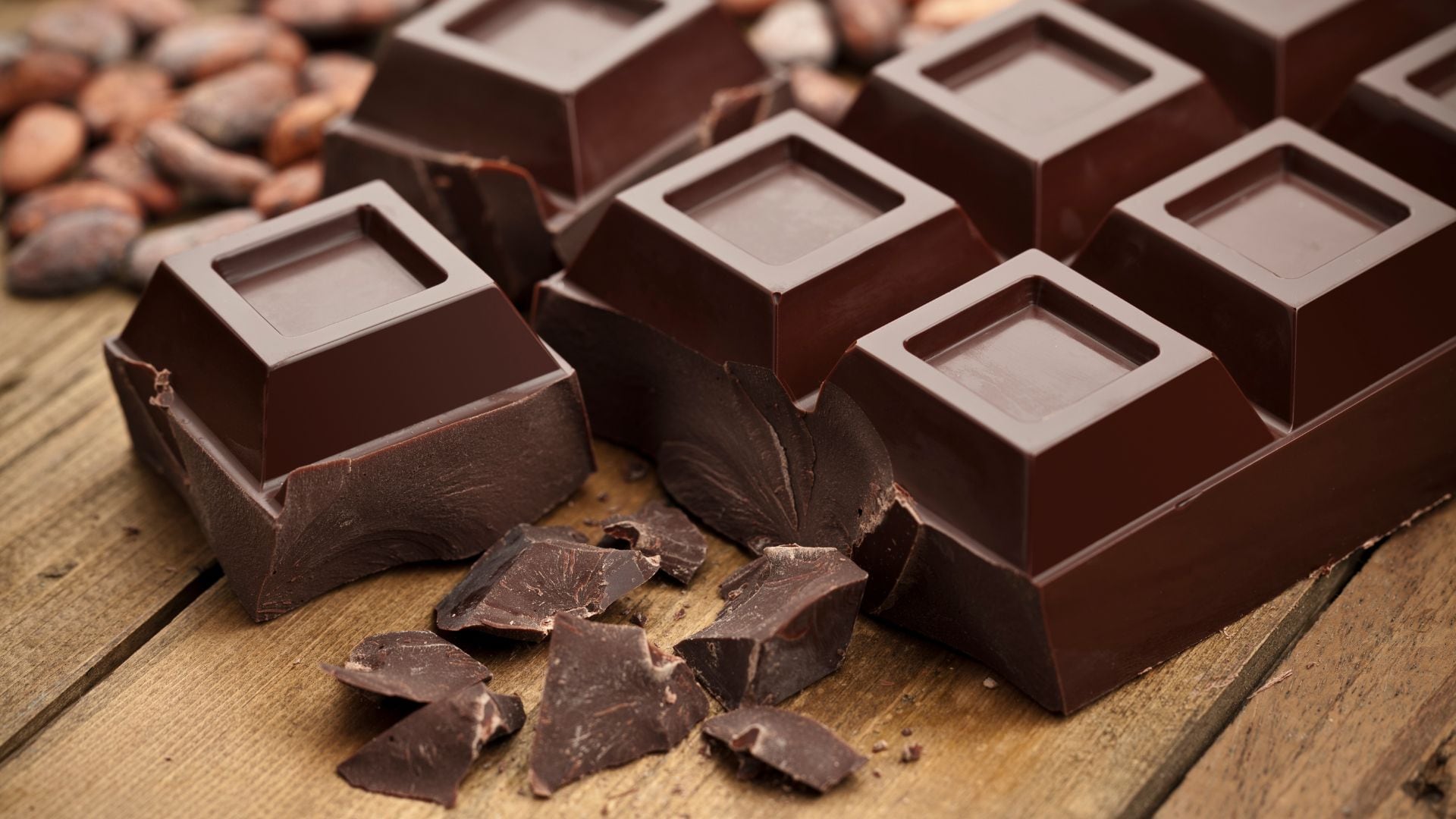 La evidencia científica actual encuentra que versiones con alto contenido de cacao pueden ayudar a reducir el colesterol LDL (Canva)