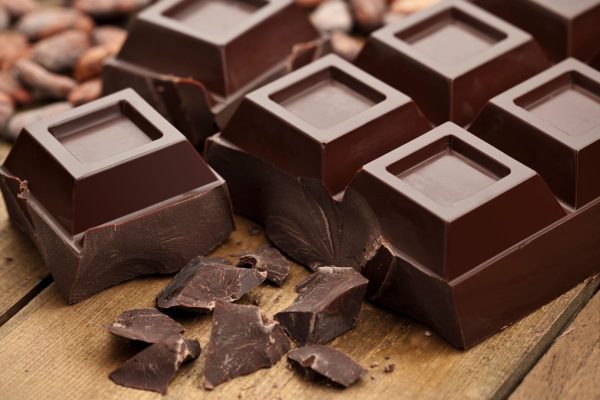 Cuánto chocolate negro hay que comer al día para obtener beneficios cardiovasculares reales, según la ciencia