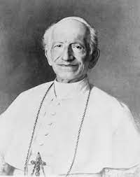 En 1891, en plena Revolución Industrial, León XIII publicó la encíclica Rerum Novarum (“De las cosas nuevas”) 