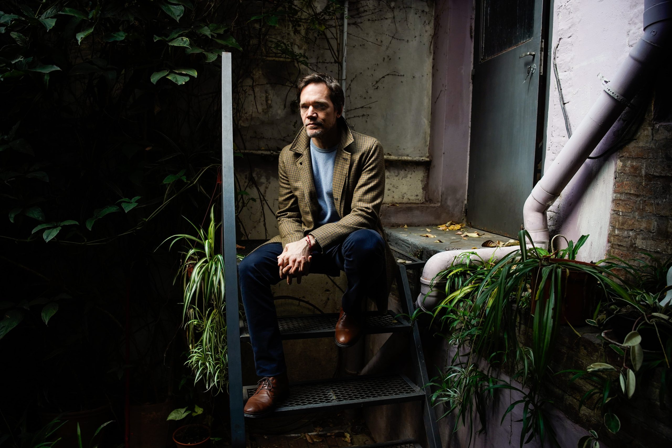 De los grandes clásicos al abismo del suspenso, el nuevo reto teatral de Juan Gil Navarro: “El desafío siempre es constante”