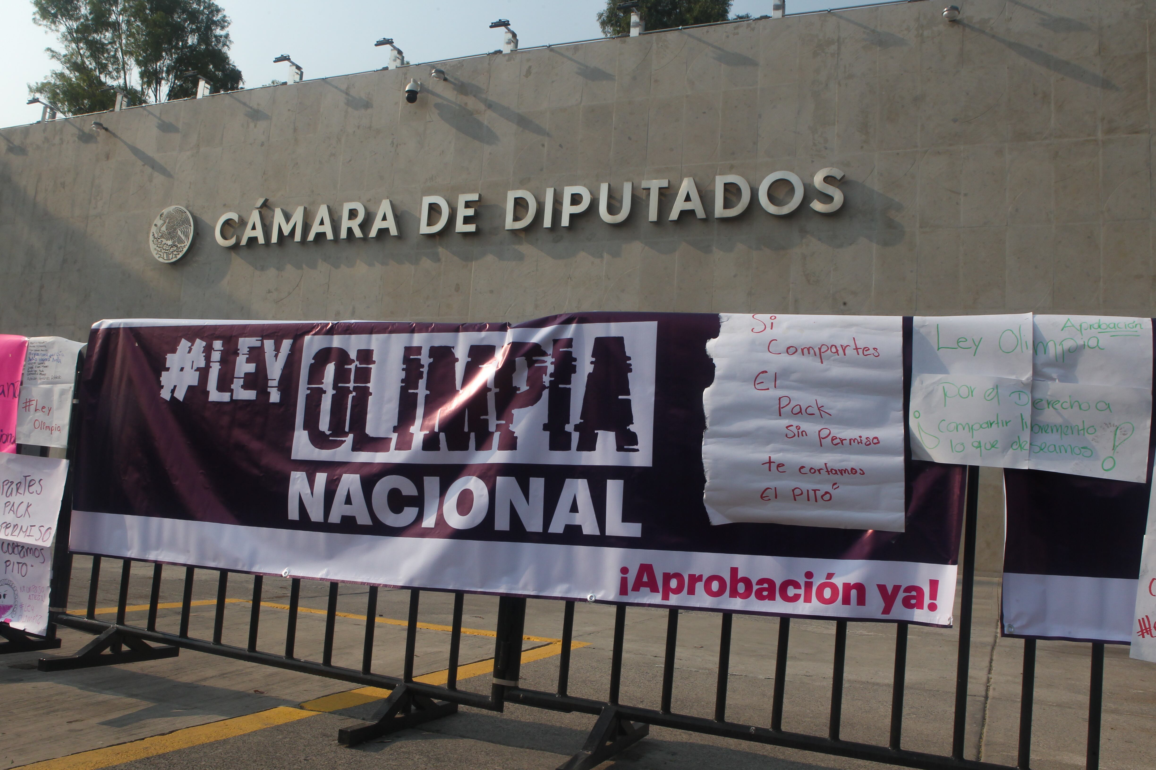 Colectivo Frente Nacional para la Sororidad y Defensoras Digitales frente a la Cámara de Diputados para exigir que la Ley Olimpia sea discutida en las sesiones legislativas y aprobada a nivel nacional. Ciudad de México, 26 de abril de 2021 (Karina Hernández/ Infobae)