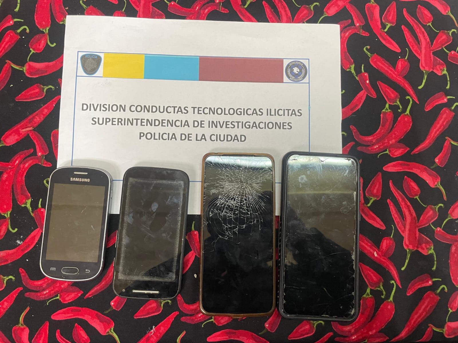 Estos son los cuatro teléfonos celulares incautados durante el procedimiento policial en CABA y GBA