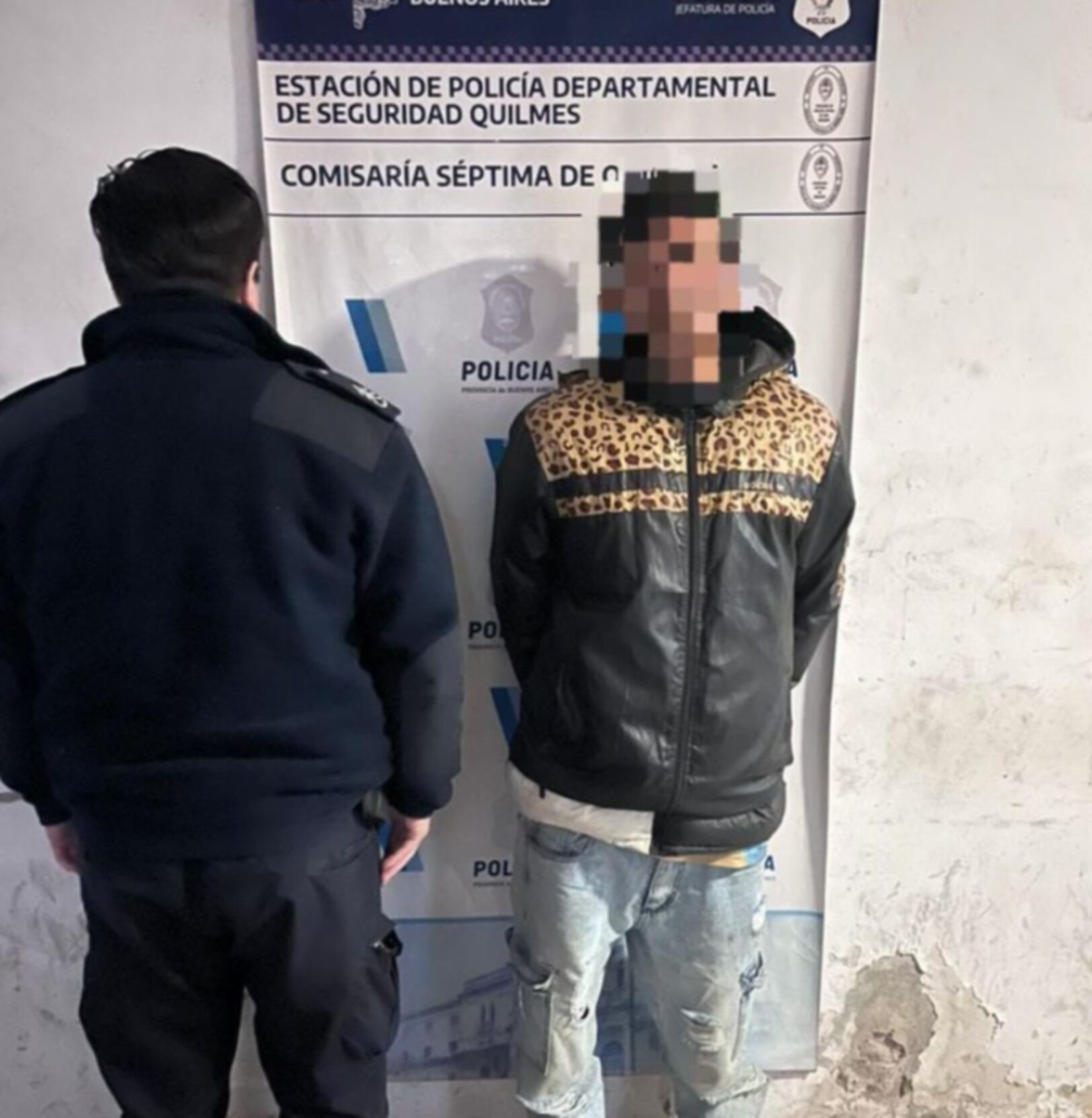 Un individuo, presunto miembro de una banda narco, fue detenido por la policía en Quilmes y fotografiado frente a la Estación de Policía Departamental (LaBuenaInfo)