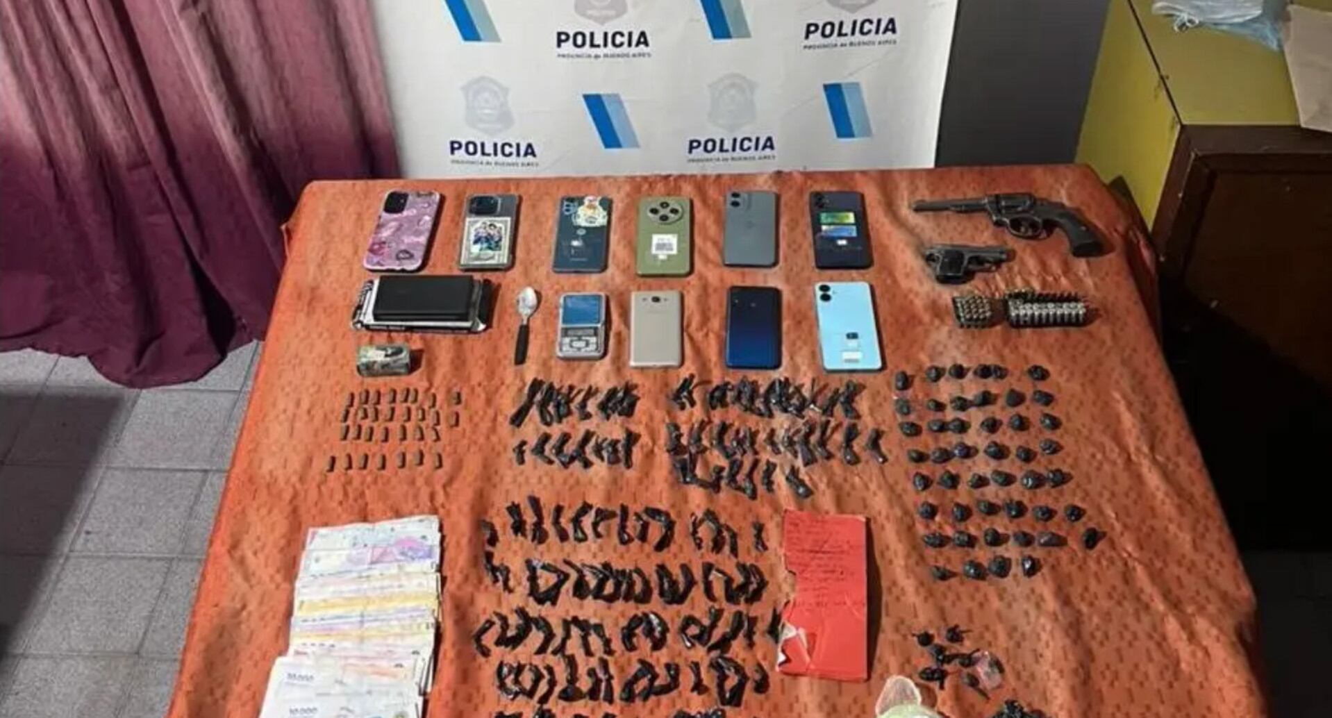 Policía de la Provincia de Buenos Aires secuestró gran cantidad de material ilícito, incluyendo armas, drogas, dinero y celulares, tras desarticular una banda narco con siete detenidos en Quilmes (LaBuenaInfo)