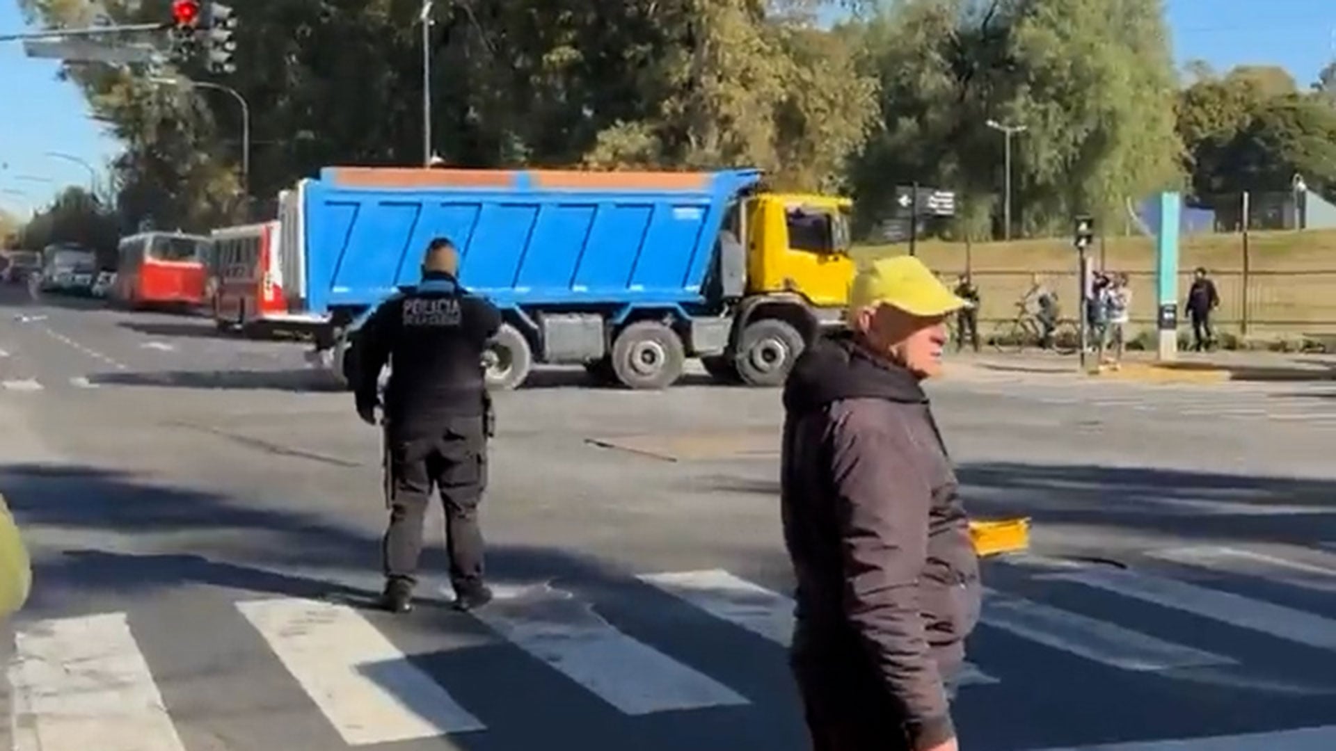 Descontrol en Saavedra: un camionero dio giros durante 30 minutos, cortó todo el tránsito, chocó y fue detenido