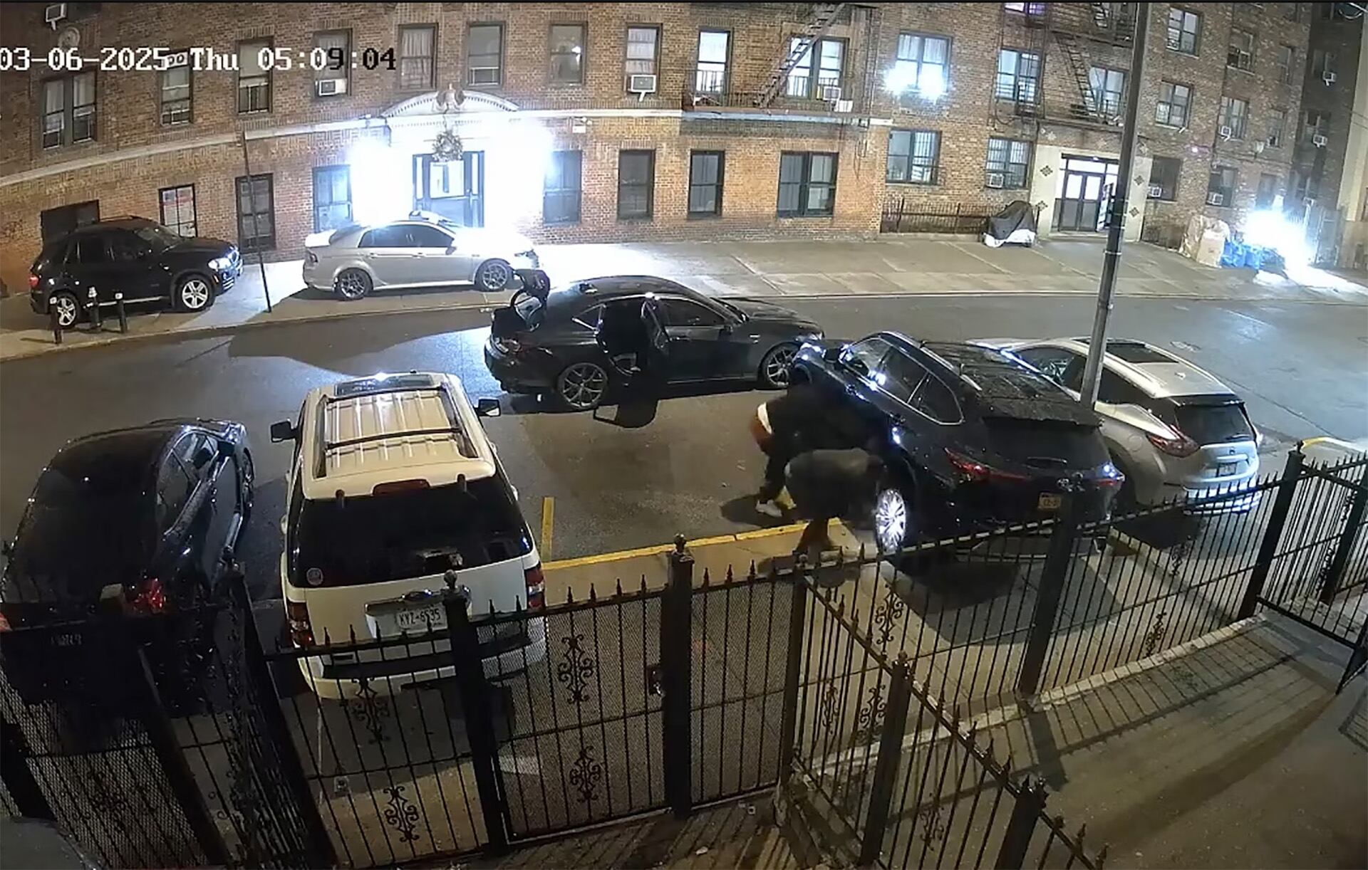 La operación policial, denominada Pit Crew, resultó en casi mil cargos formales relacionados con hurto mayor, desmantelamiento de autos y conspiración delictiva en Nueva York. (Bronx DA/NYPD)