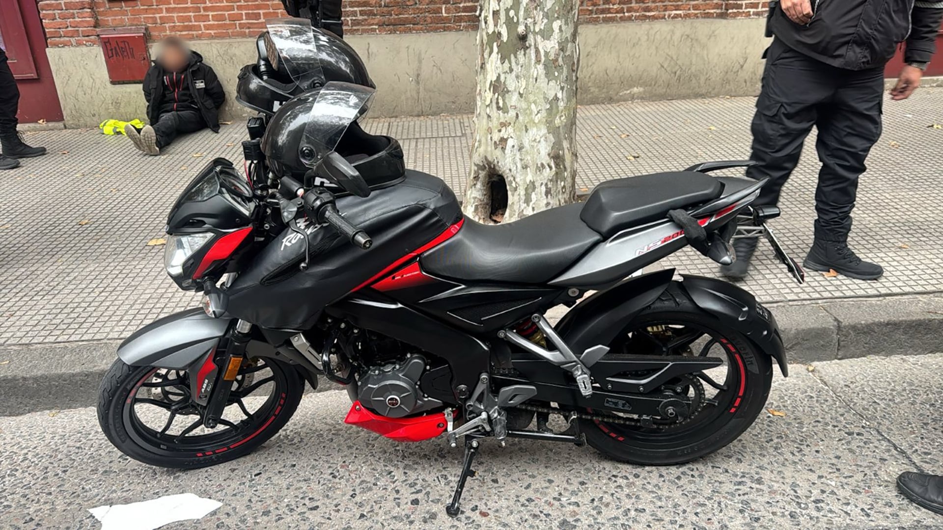 La moto Bajaj Rouser NS200 en la que se trasladaban los delincuentes