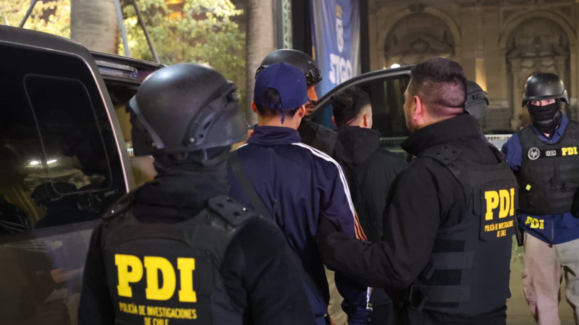 En un operativo, que incluyó más de 5.000 uniformados de las fuerzas del orden de Chile, fueron arrestas en 16 regiones del país más de 1.200 (@martinarrau)