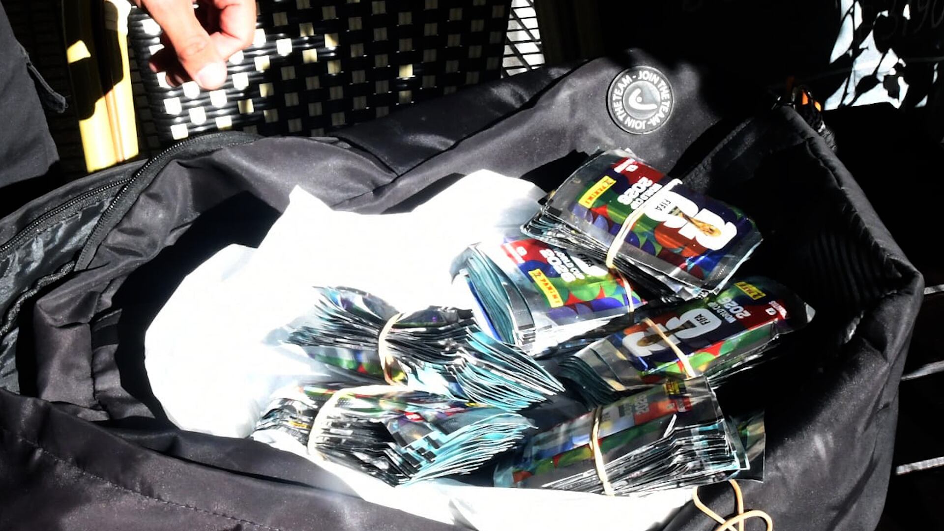 Los paquetes de figuritas del Mundial que le hallaron a uno de los ladrones en Recoleta