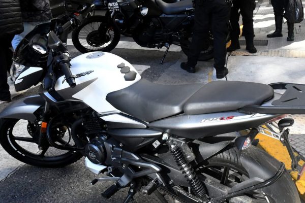 Detuvieron en Recoleta y Belgrano a 3 motochorros con antecedentes: tenían 150 paquetes de figuritas del Mundial