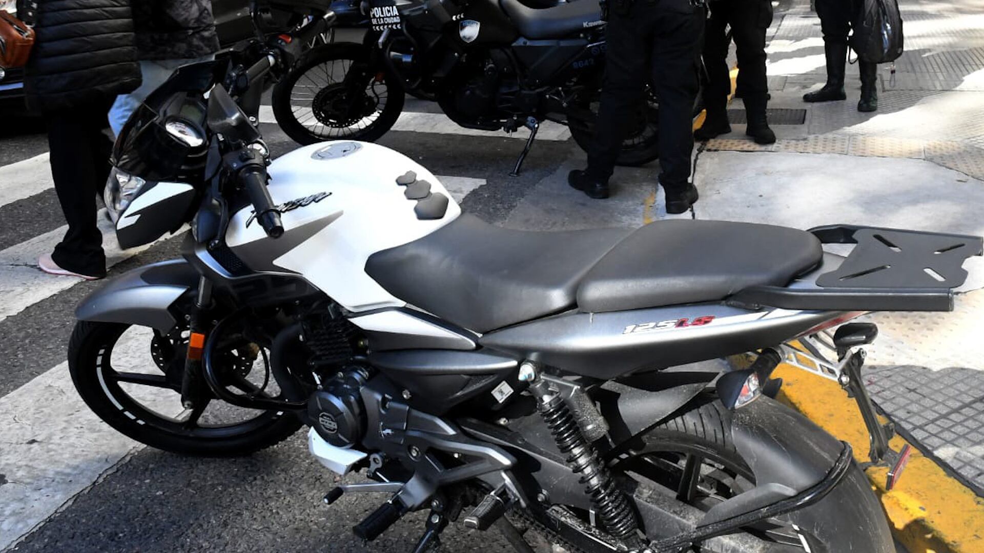 Detuvieron en Recoleta y Belgrano a 3 motochorros con antecedentes: tenían 150 paquetes de figuritas del Mundial