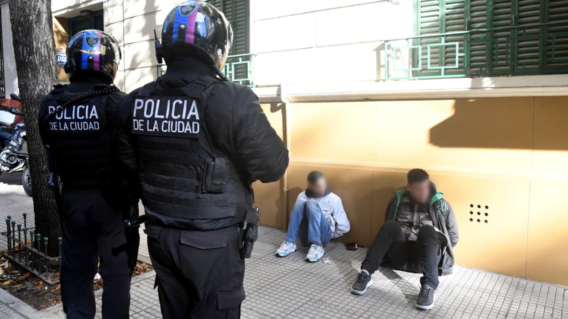 Dos agentes de la Policía de la Ciudad de Buenos Aires custodian a dos ladrones detenidos en el barrio de Recoleta