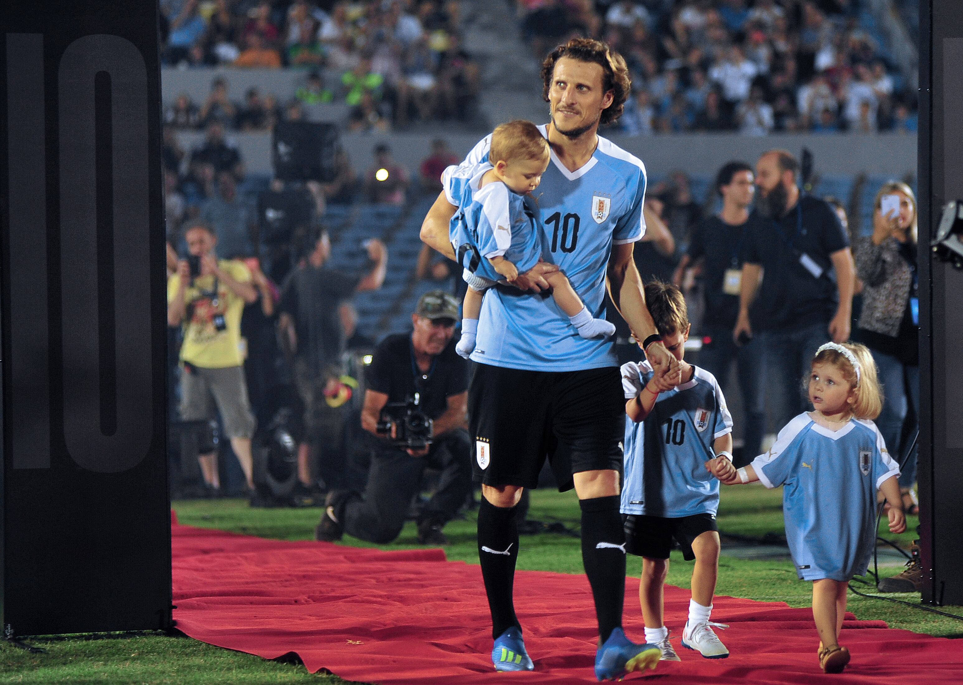 Diego Forlán reveló que estuvo cerca de fichar por varios equipos de la Liga MX durante la década pasada. (Foto: DANTE FERNANDEZ / AFP)
