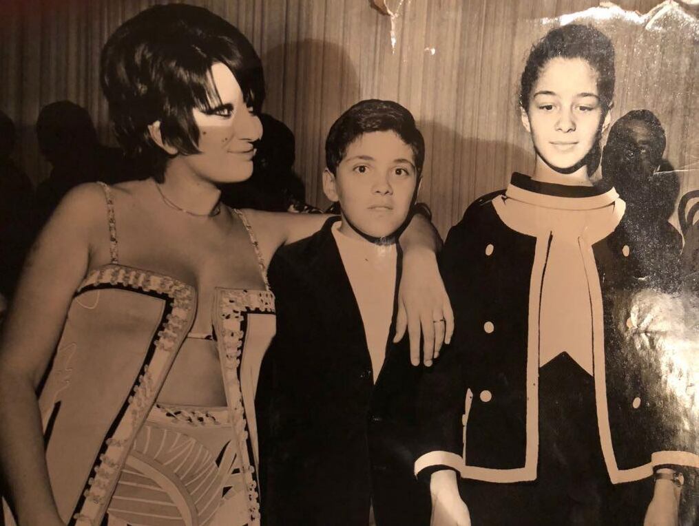 Mina, la gran diva de la canción italiana, durante su visita a Canal 9; junto a ella, Omar Romay y su hermana Mirta (archivo Hnos. Romay)