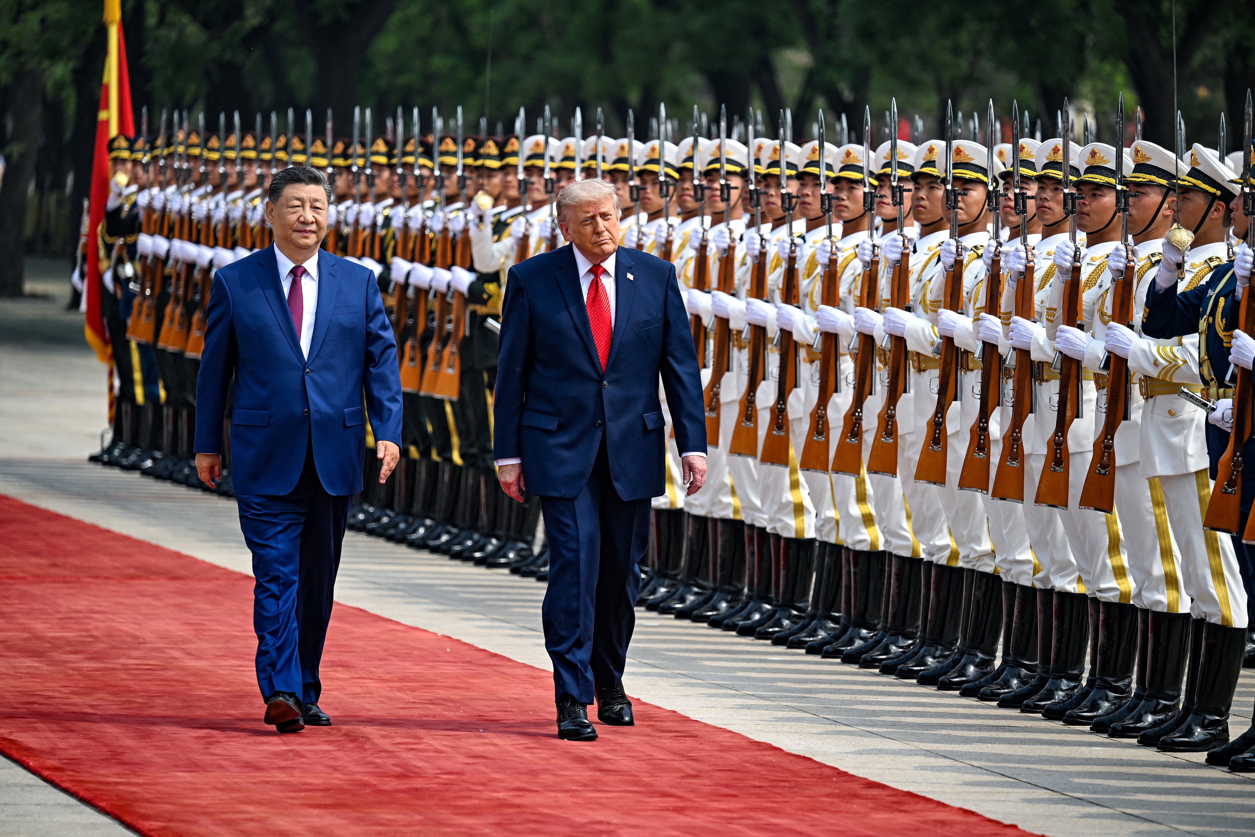 La cumbre apunta a sostener la tregua comercial alcanzada por ambos gobiernos durante su último encuentro en octubre, cuando Trump suspendió aranceles de tres dígitos sobre productos chinos y Xi retrocedió en restricciones vinculadas al suministro global de tierras raras (REUTERS)
