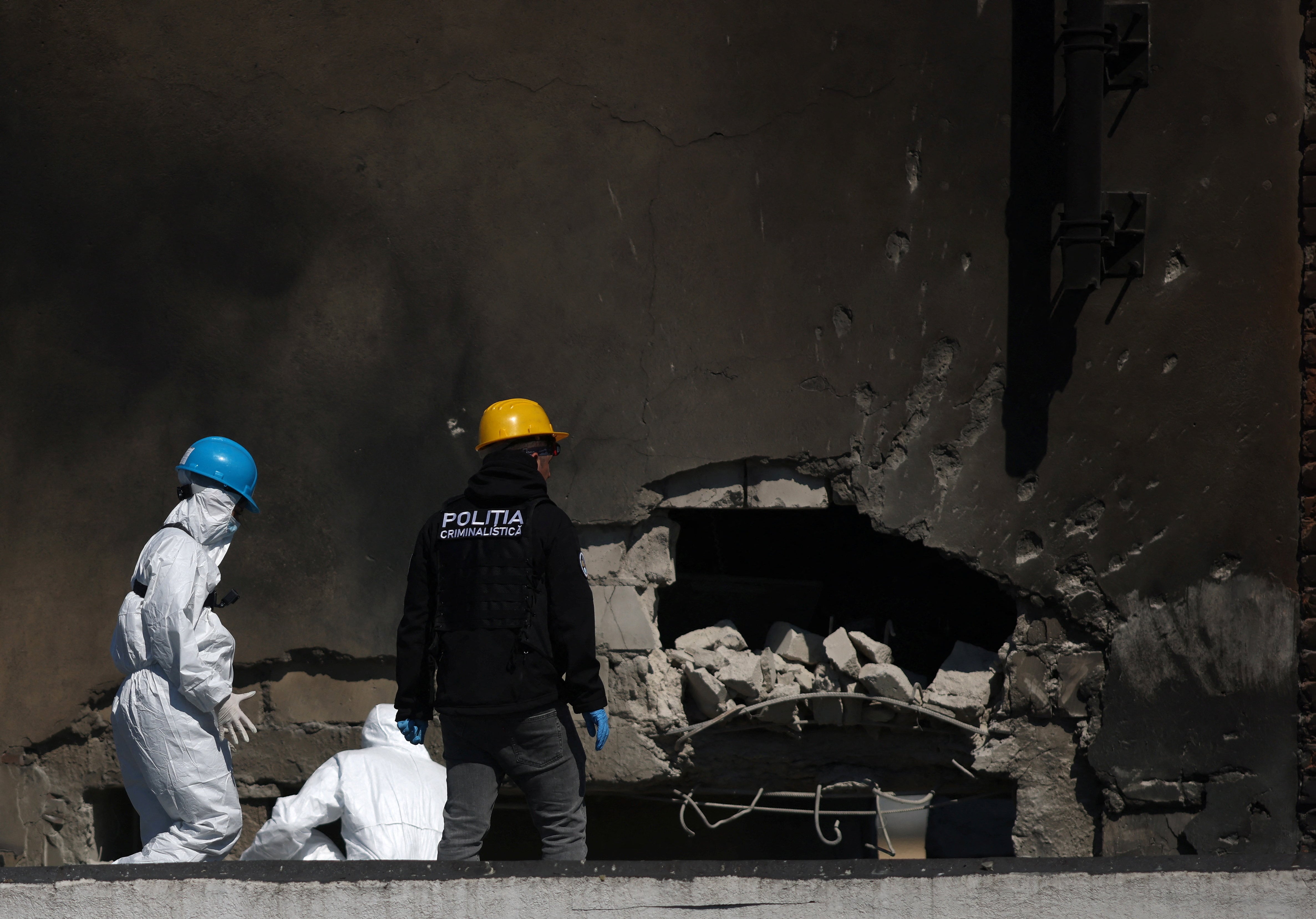 Agentes de la ley rumanos trabajan en el lugar de una explosión en un bloque residencial de apartamentos tras el impacto de un dron cerca de la frontera con Ucrania, en Galati, Rumania (Inquam Photos/George Calin vía REUTERS)