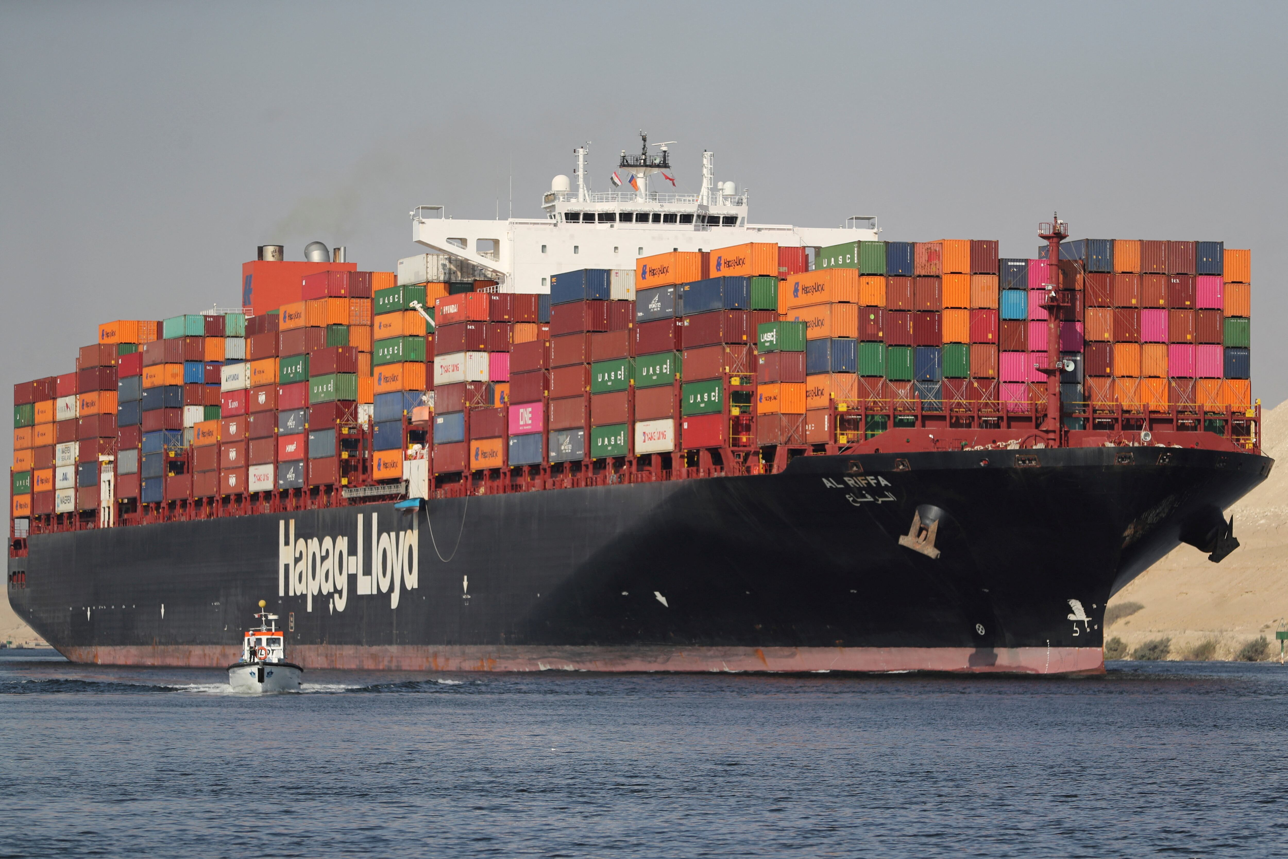 Un buque portacontenedores perteneciente a Hapag-Lloyd (REUTERS/Mohamed Abd El Ghany/Archivo)