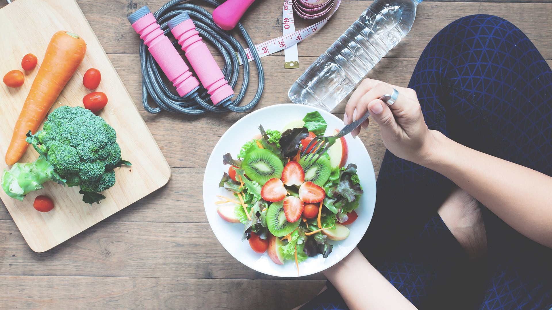 Los expertos plantean que la exposición al frío podría complementar la alimentación saludable y la actividad física (Freepik)