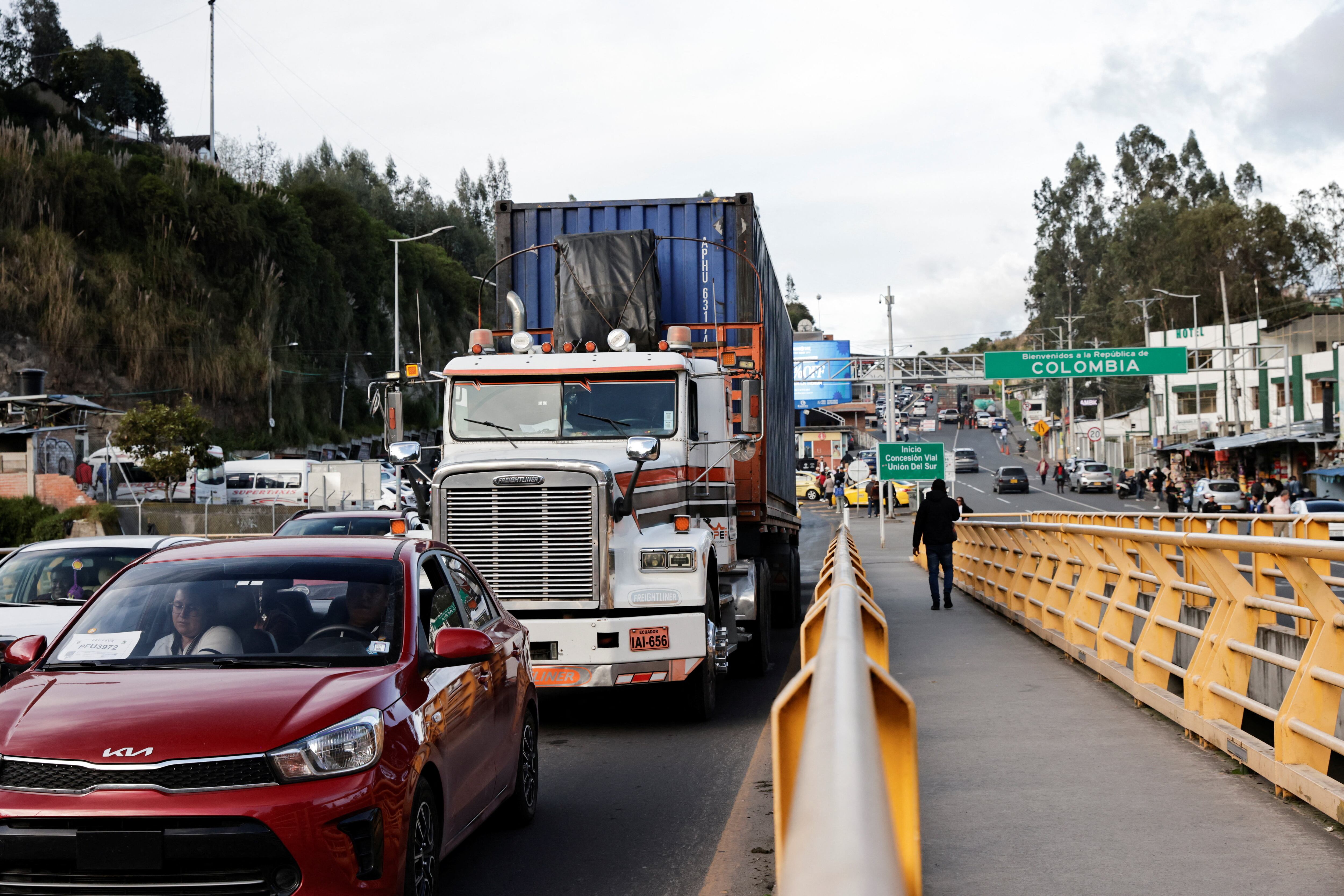 Vehículos y camiones cruzan el Puente Internacional Rumichaca en la frontera entre Ecuador y Colombia, mientras comerciantes locales reportan una disminución en el comercio debido a los aranceles del 100% impuestos en medio de una disputa entre los dos países, en Tulcán, Ecuador, 30 de abril de 2026. REUTERS/Karen Toro