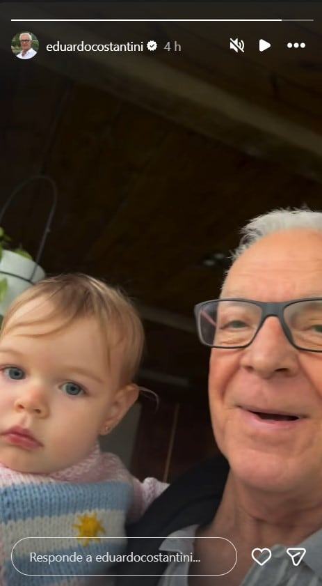 Kahlo Costantini, en brazos de su papá, descubrió la fauna local, favoreciendo la curiosidad infantil y el aprendizaje sobre los carpinchos