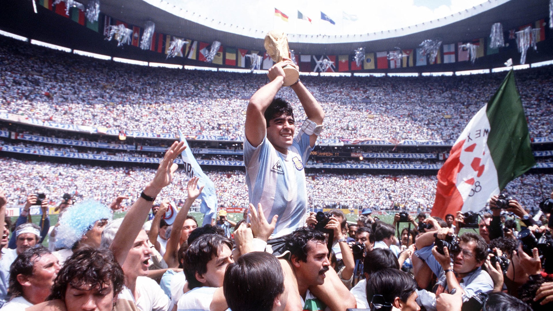 Diego tocando la gloria, campeón en México 86