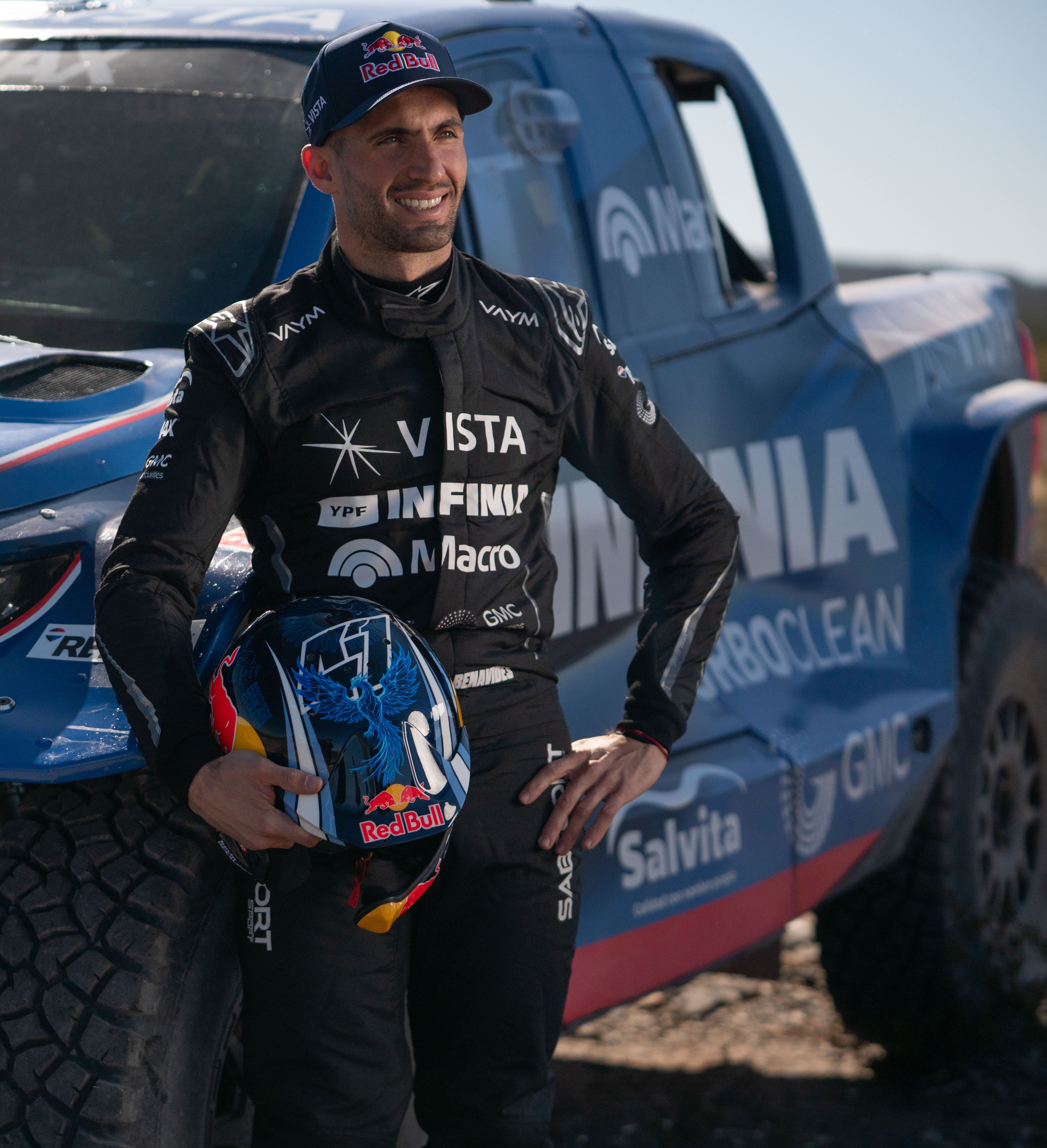 Kevin Benavides con su flamante Toyota Hilux (Prensa Red Bull)