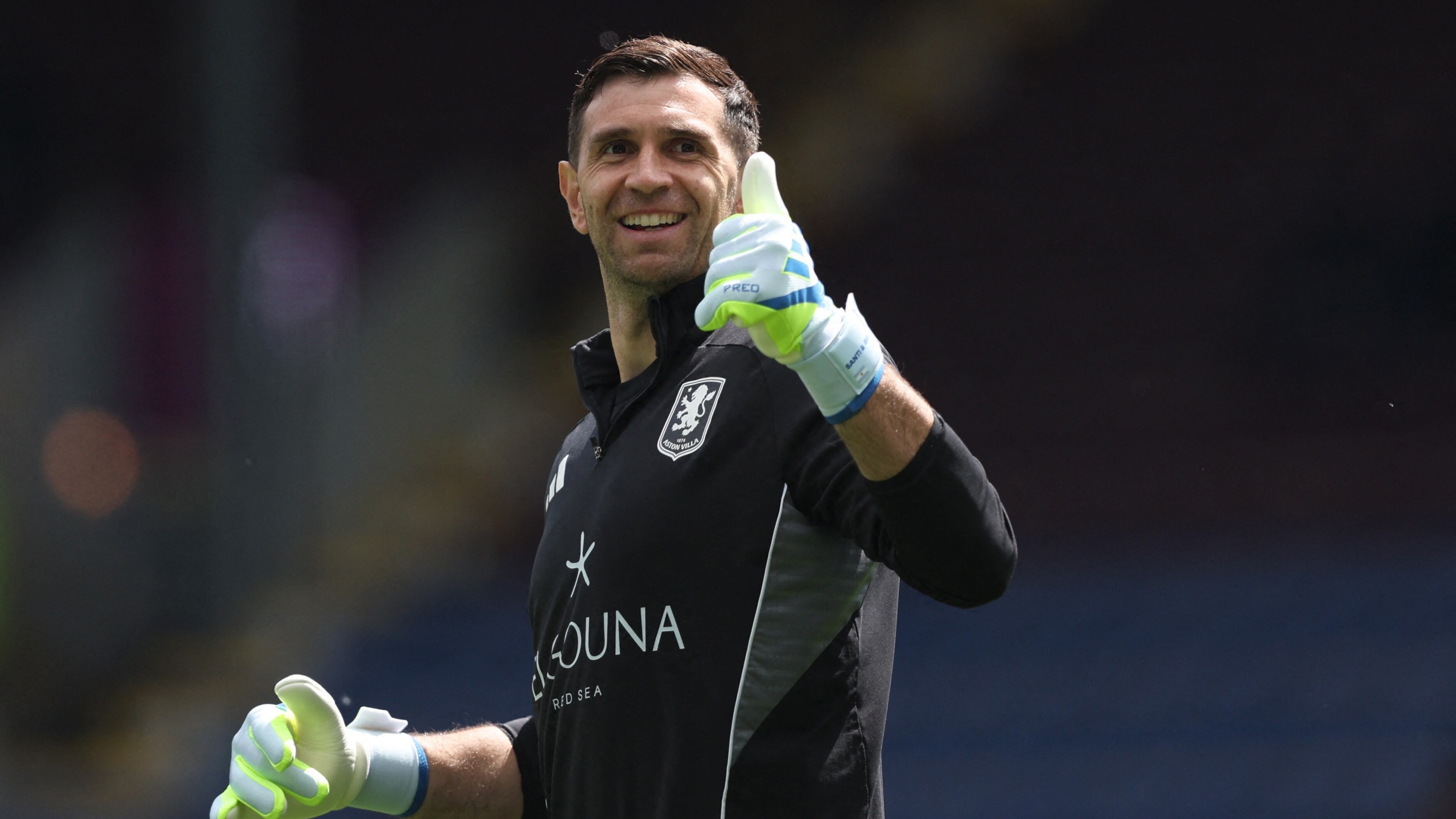 Dibu Martinez y Aston Villa van en búsqueda de un título histórico (Reuters)
