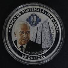 La moneda conmemorativa de un quetzal del Banco de Guatemala celebra sus 80 años de fundación, con la imagen de Dr. Manuel Ralda Morales y la sede de la entidad. (Prensa Libre)