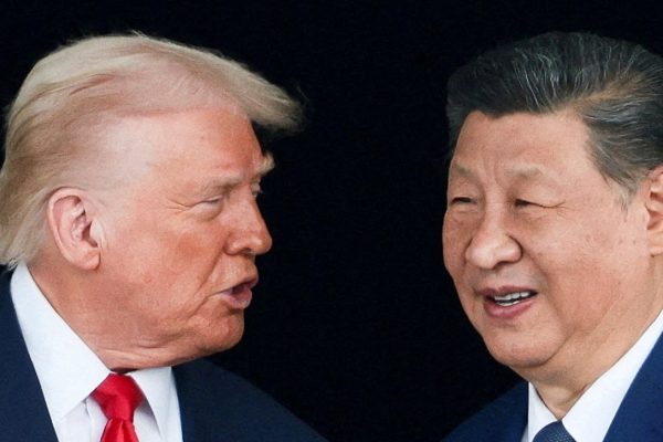El canciller de Irán se reúne con su homólogo chino en Beijing en medio de la incertidumbre en el estrecho de Ormuz