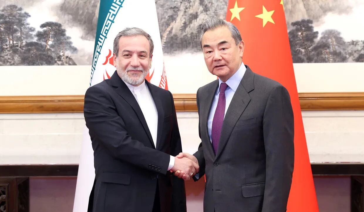 El ministro de Asuntos Exteriores de Irán, Abbas Araghchi, y su homólogo chino, Wang Yi (Xinhua)