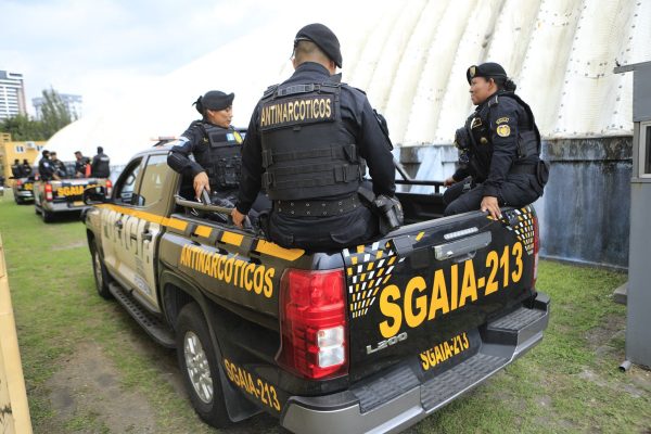 El cargamento de cocaína y armas incautado en Ayutla es trasladado bajo custodia a la capital de Guatemala