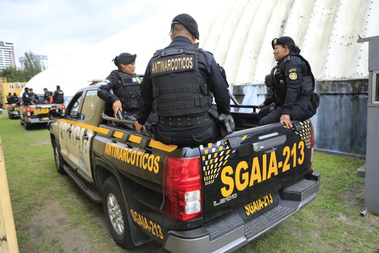 El cargamento de cocaína y armas incautado en Ayutla es trasladado bajo custodia a la capital de Guatemala