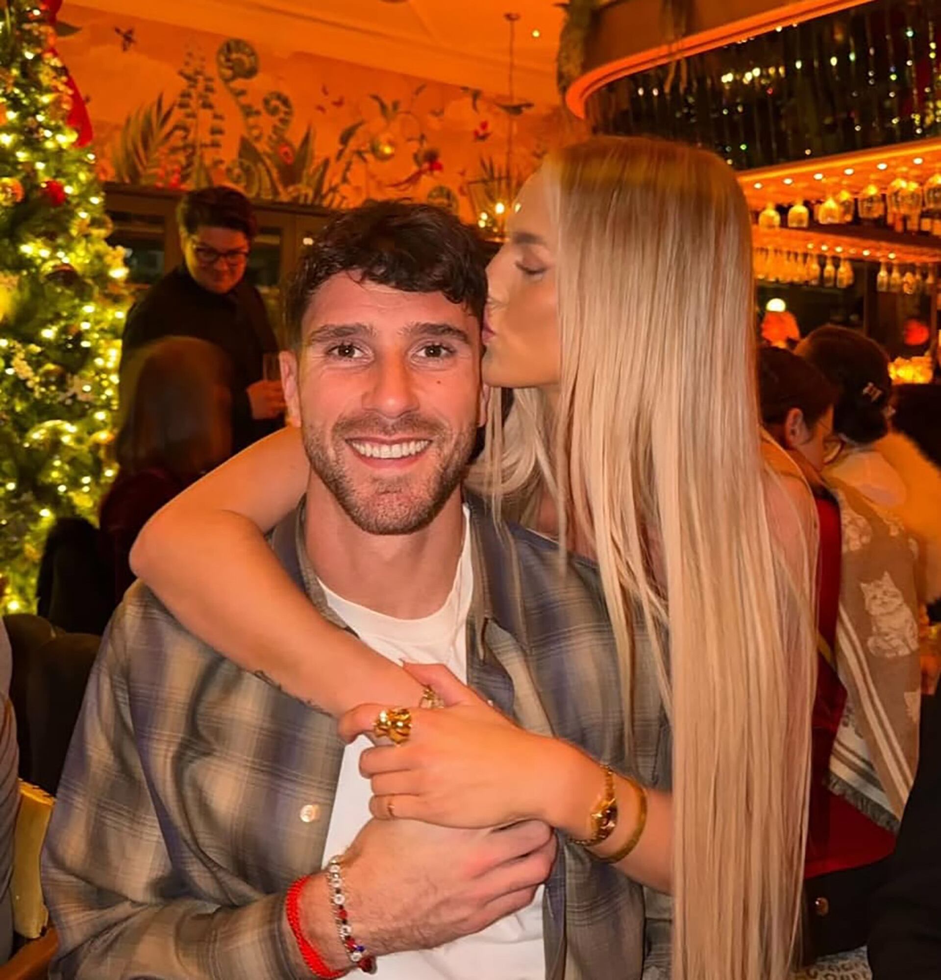 Junto a su pareja, la futbolista inglesa Kelci-Rose Bowers, durante un festejo navideño