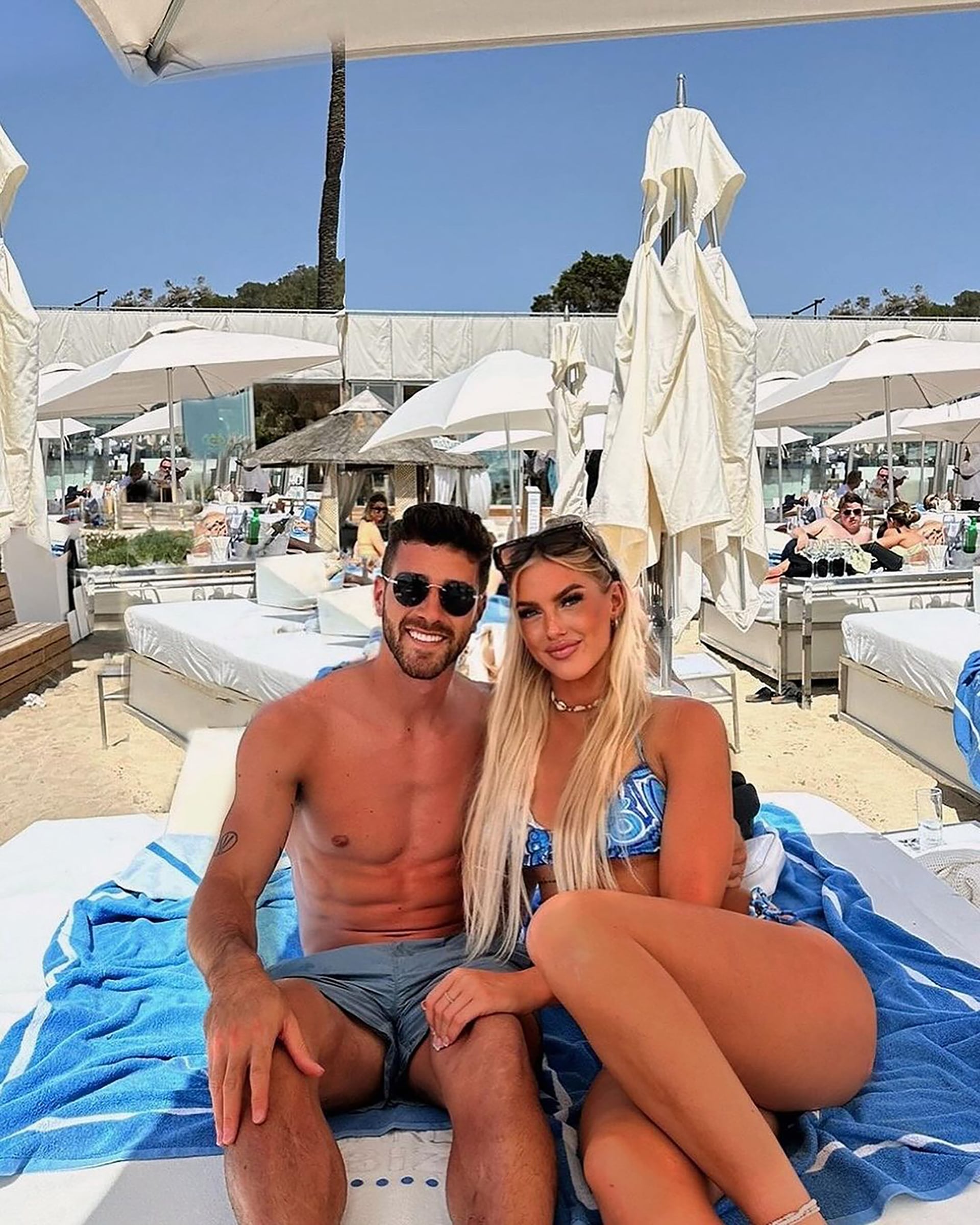 Marcos Senesi y su novia, Kelci-Rose Bowers, durante unas vacaciones en Cerdeña
