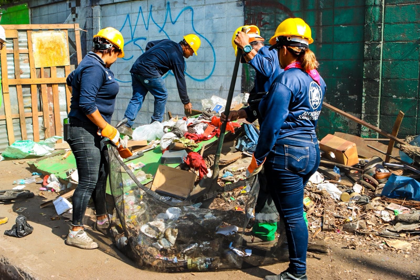 El centro San Salvador avanza en la recuperación de espacios públicos con la reubicación de más de 200 vendedores