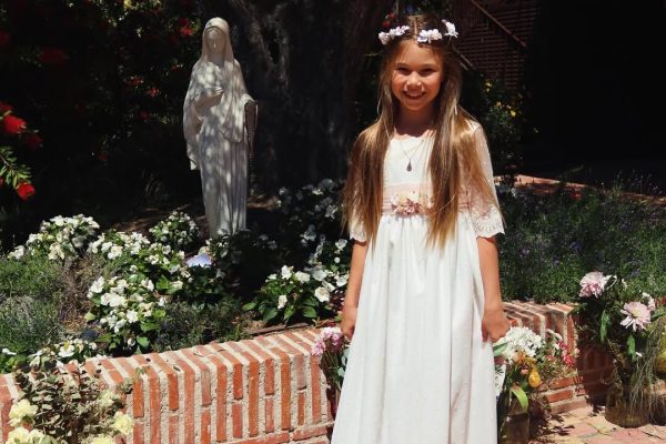 El Cholo Simeone y Carla Pereyra compartieron el álbum de la comunión de su hija Francesca: “Celebramos tu luz”