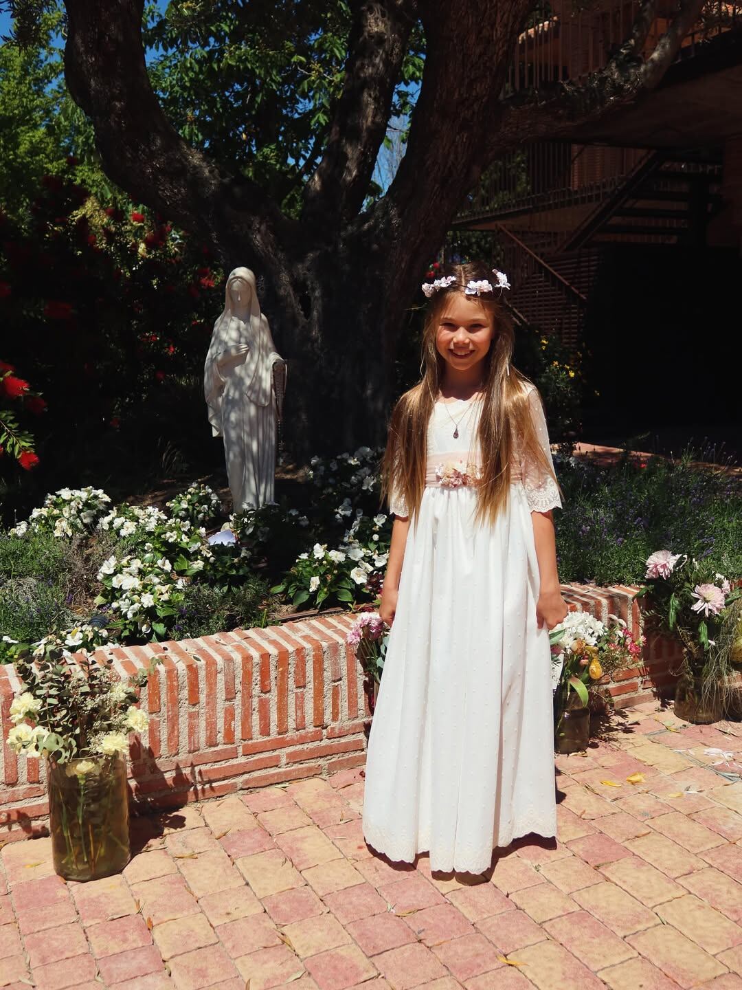El Cholo Simeone y Carla Pereyra compartieron el álbum de la comunión de su hija Francesca: “Celebramos tu luz”