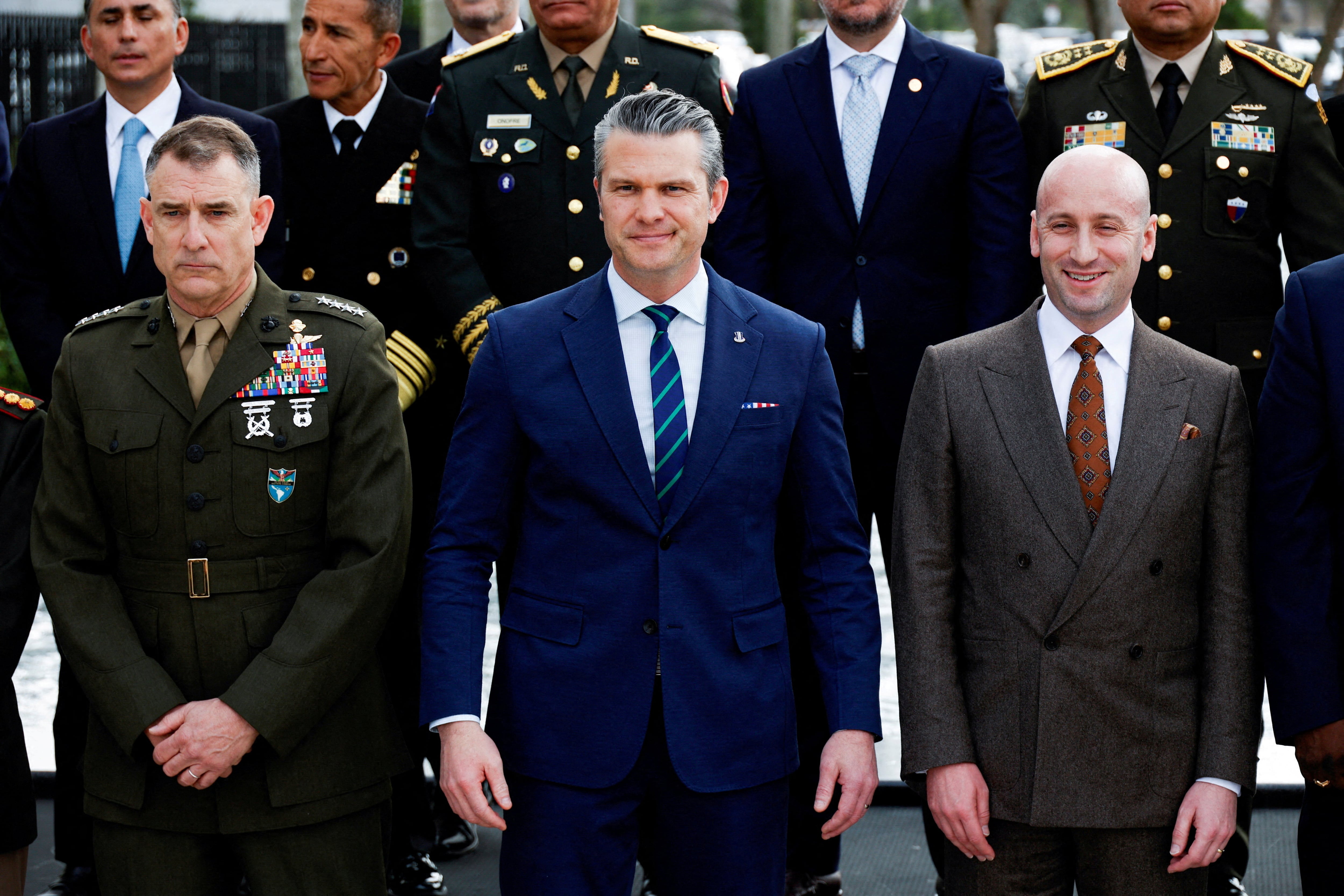 (De derecha a izquierda) El asesor de Seguridad Nacional, Stephen Miller, el secretario de Guerra de EEUU, Pete Hegseth, y el general del Comando Sur de EEUU, Francis L. Donovan (REUTERS/Maria Alejandra Cardona/Archivo)