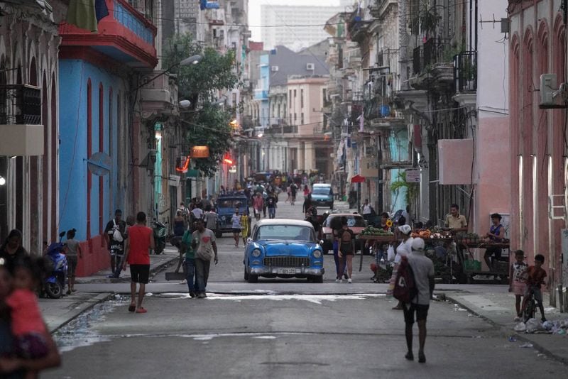 Personas caminan por una calle de La Habana Vieja, en Cuba (REUTERS/Alexandre Meneghini)