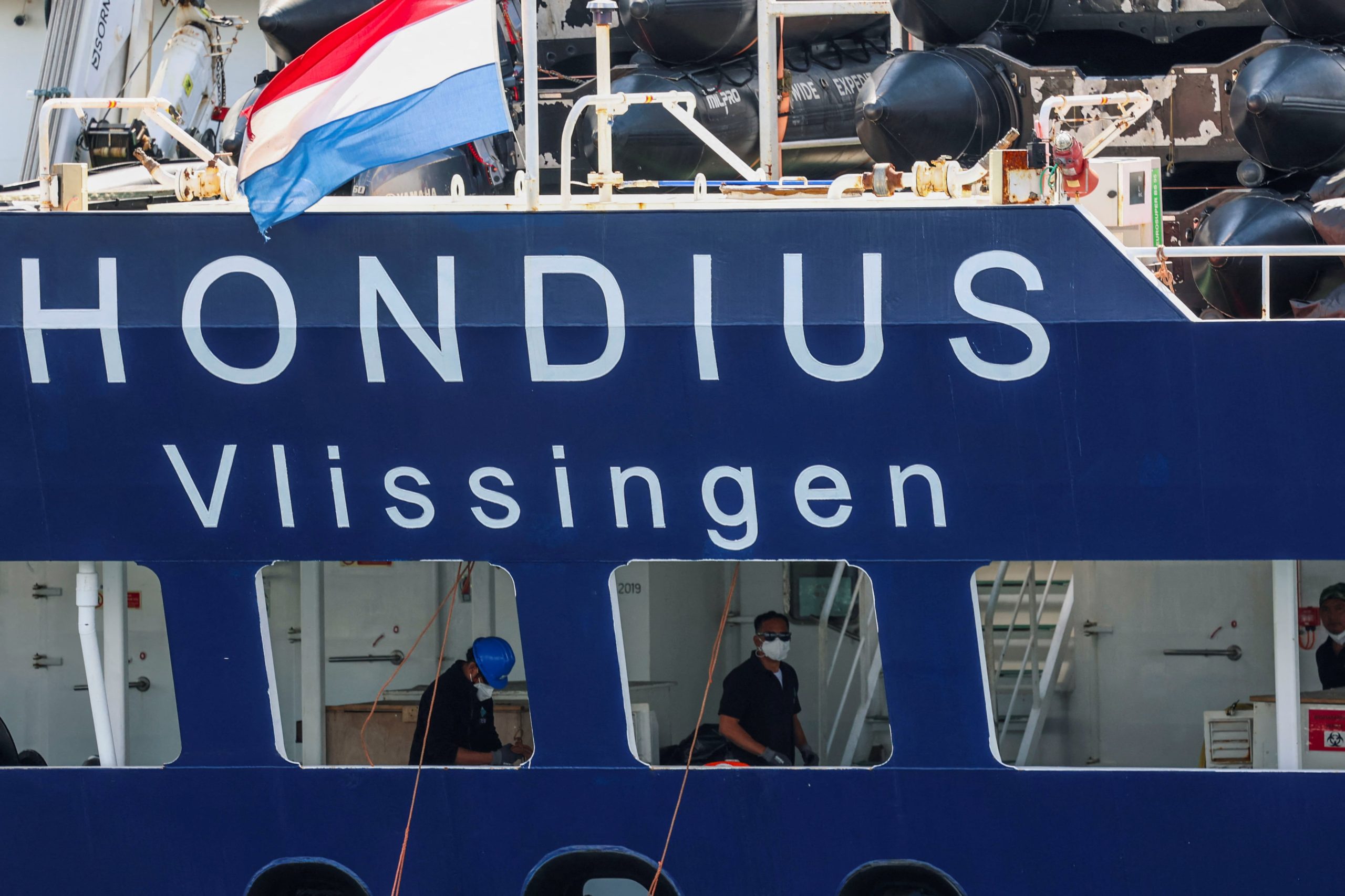 El crucero Hondius arribó a Rotterdam para su desinfección bajo estrictas medidas sanitarias por el hantavirus