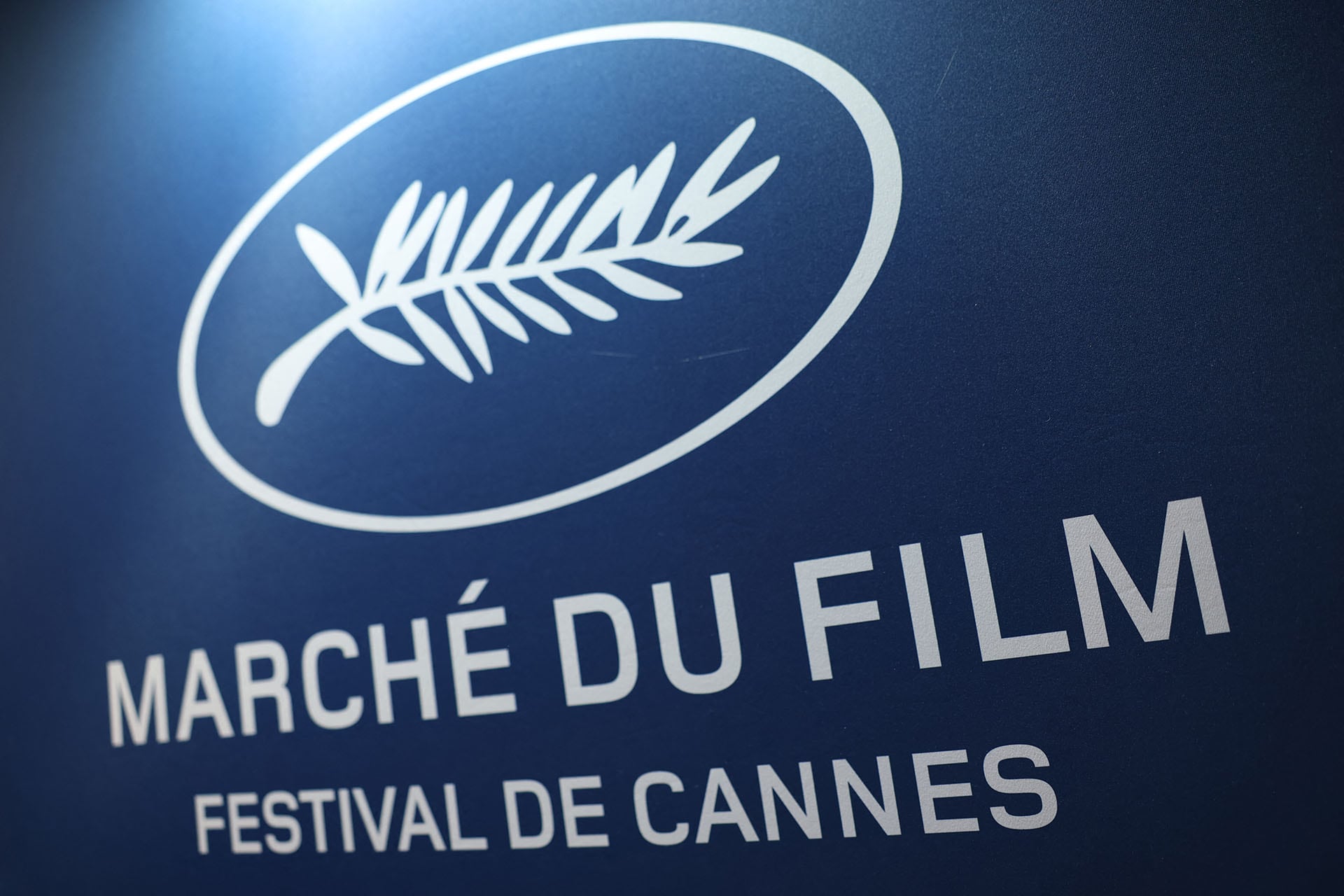 El logo del Festival de Cannes y su Marché du Film se exhibe prominentemente en un cartel promocional del evento cinematográfico internacional (Festival de Cannes)