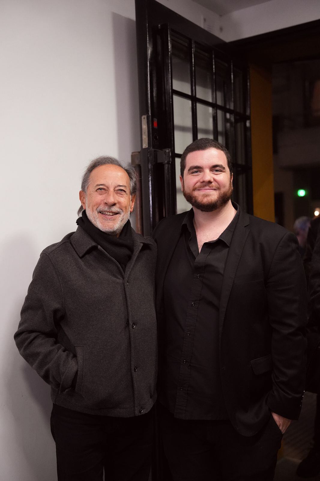 Gastón Cocchiarale posa junto a Guillermo Francella en la inauguración de Almagna, el nuevo espacio teatral de Argentina que desafía la situación cultural.