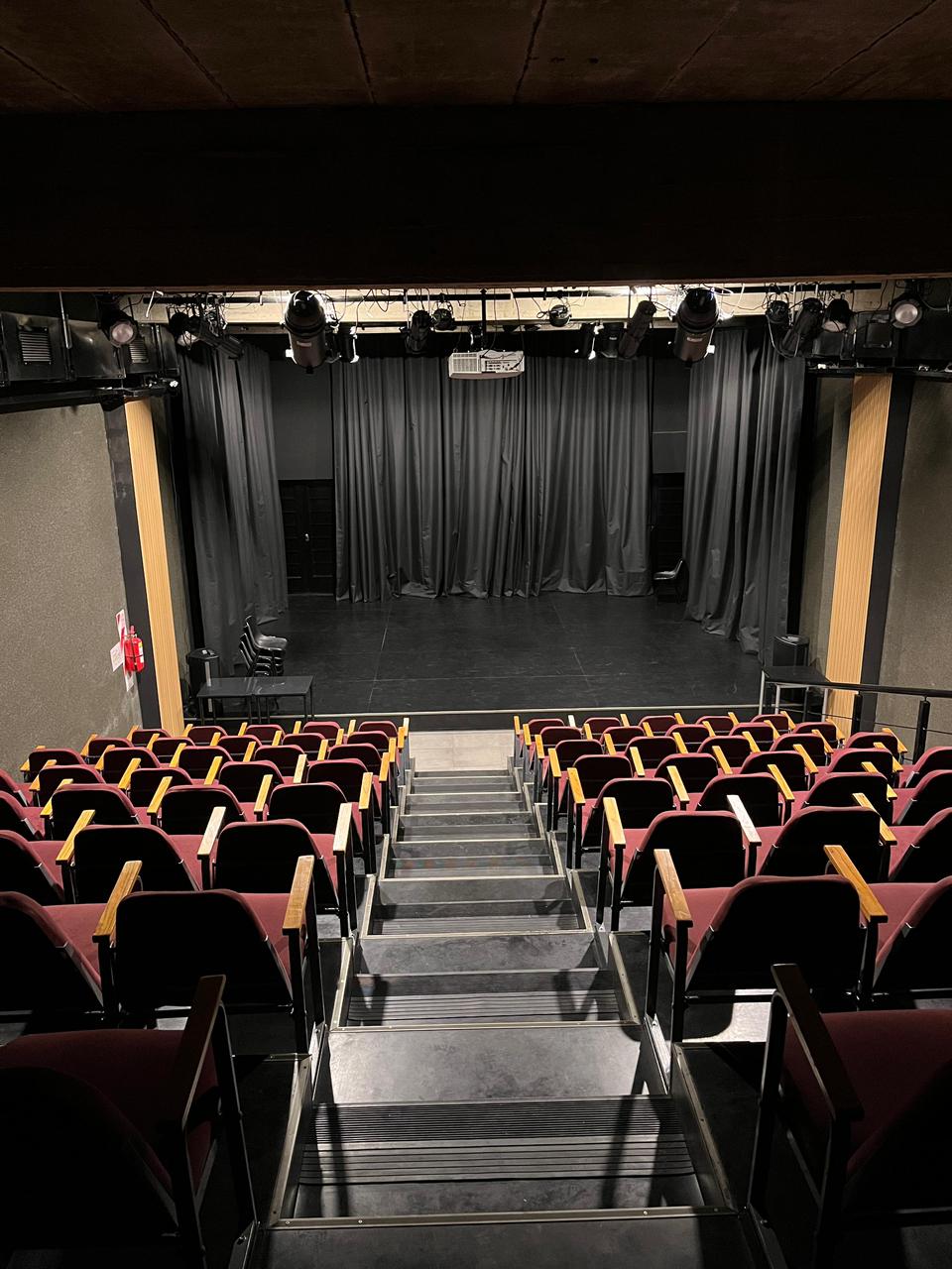 Vista interior del teatro Almagna, la nueva propuesta cultural de Gastón Cocchiarale, listo para recibir a su público
