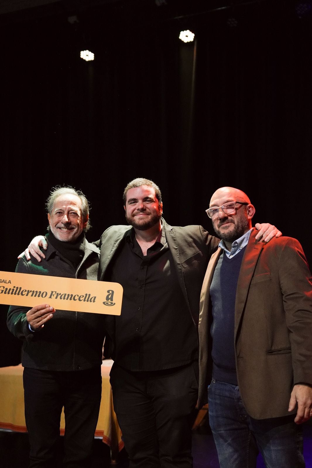 Gastón Cocchiarale celebra la apertura de Almagna, su nuevo teatro, posando con Guillermo Francella y Jorge García, su socio.