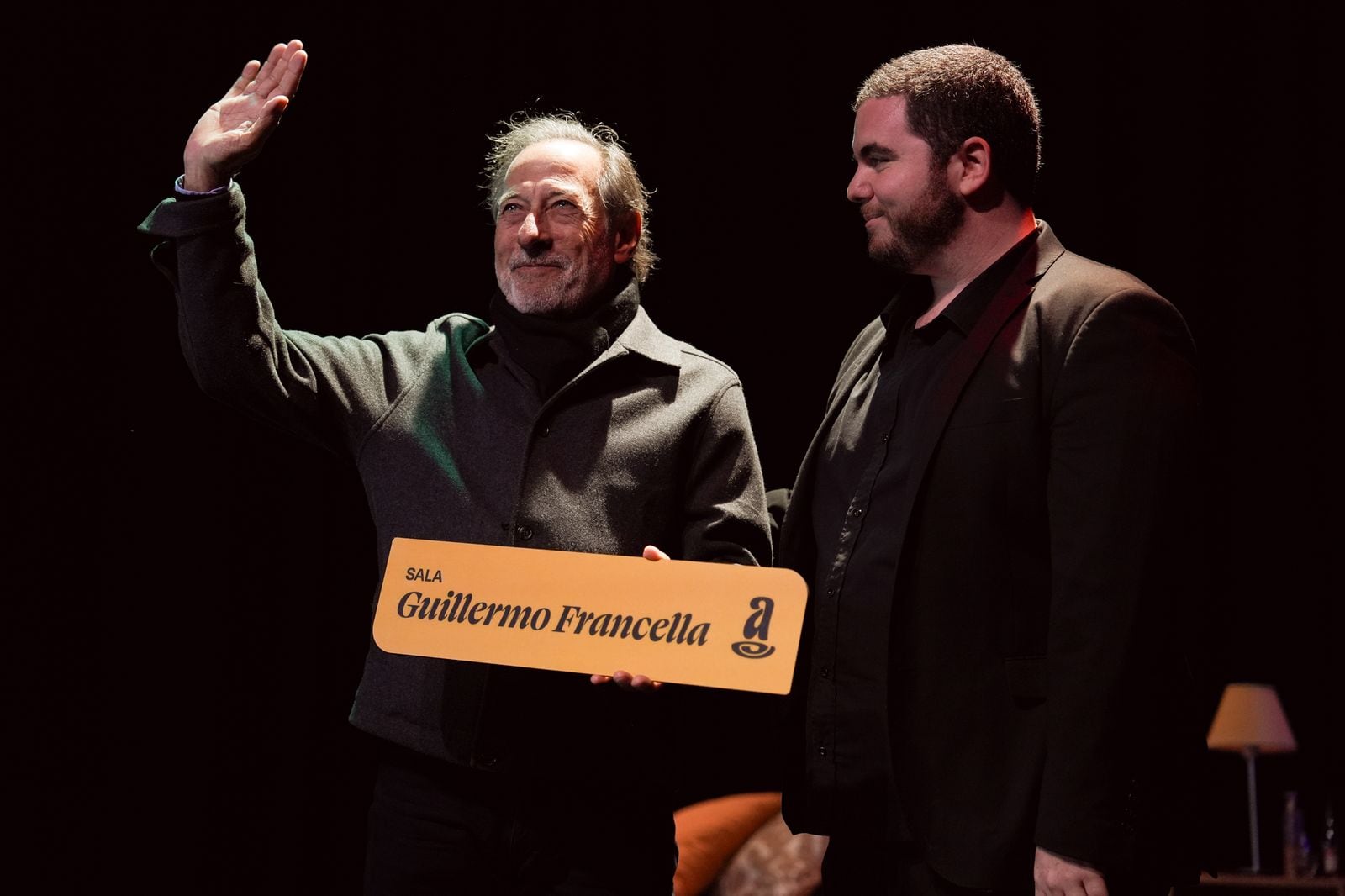 Guillermo Francella saluda al público junto a Gastón Cocchiarale en la inauguración de la Sala que lleva su nombre en el teatro Almagna, un nuevo espacio cultural en Argentina.