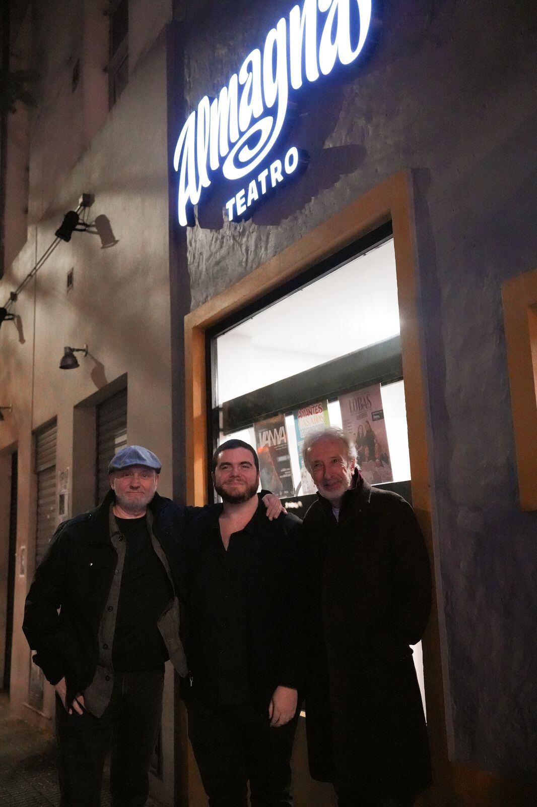 Gastón Cocchiarale (centro), flanqueado por Juan José Campanella (izquierda) y Eduardo Blanco (derecha), celebra la apertura de su nuevo espacio cultural, el Teatro Almagna